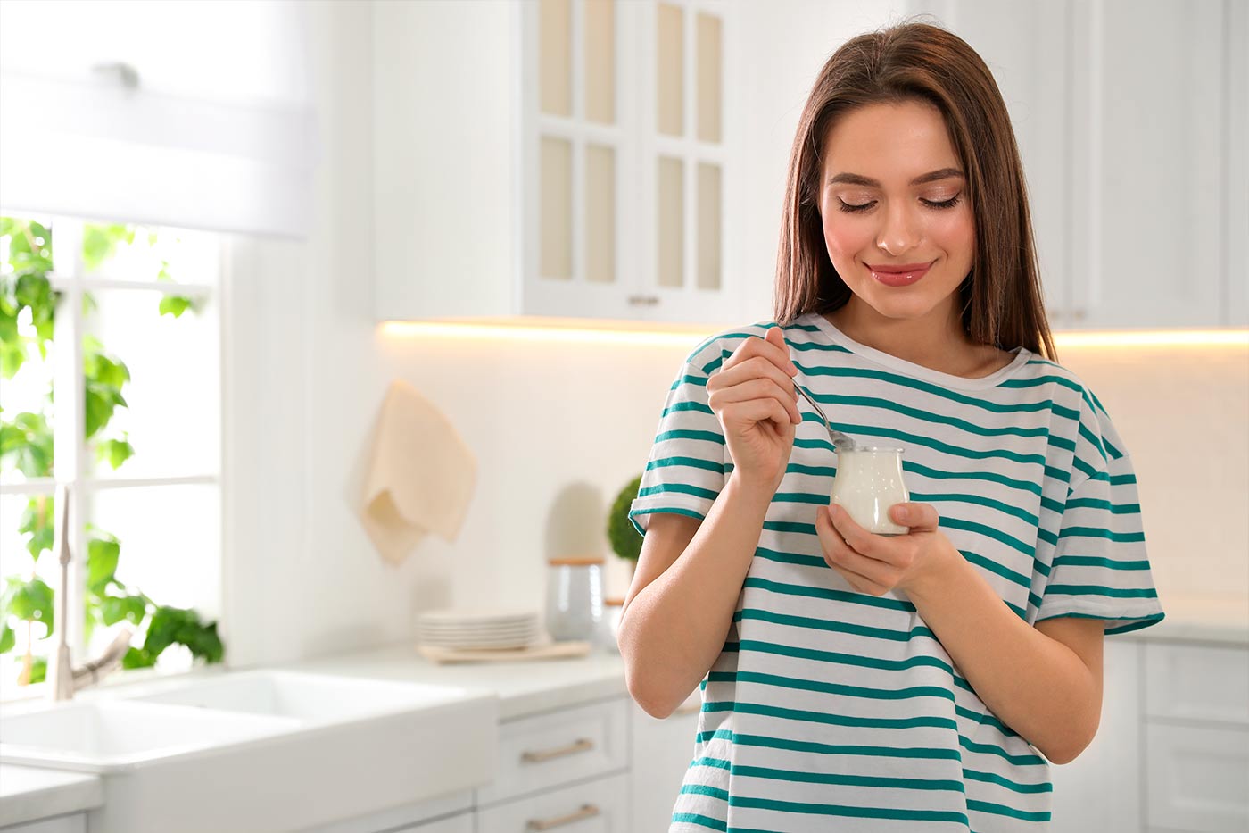Mujer comiendo yogurt