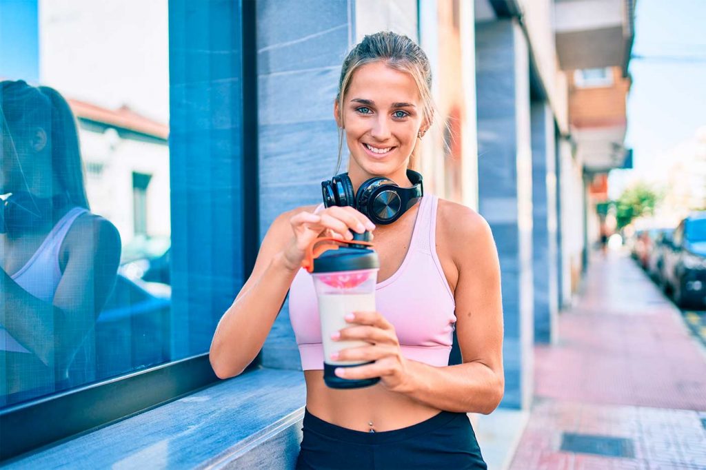 Batido de proteína para ganar masa muscular: ¿mezclarlo con agua o con leche?
