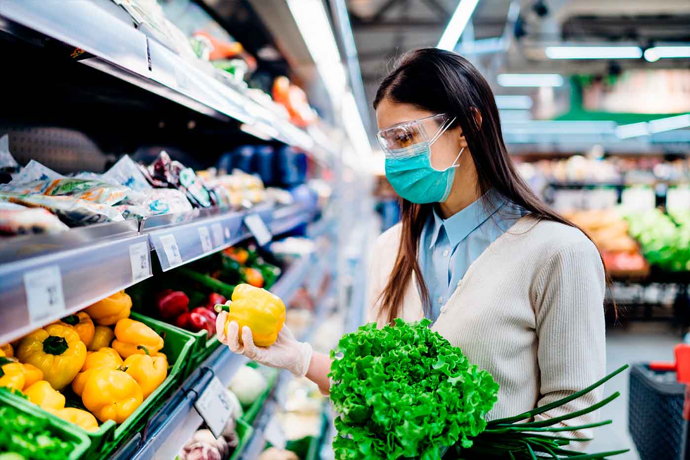 mujer con verduras fitoquimicos